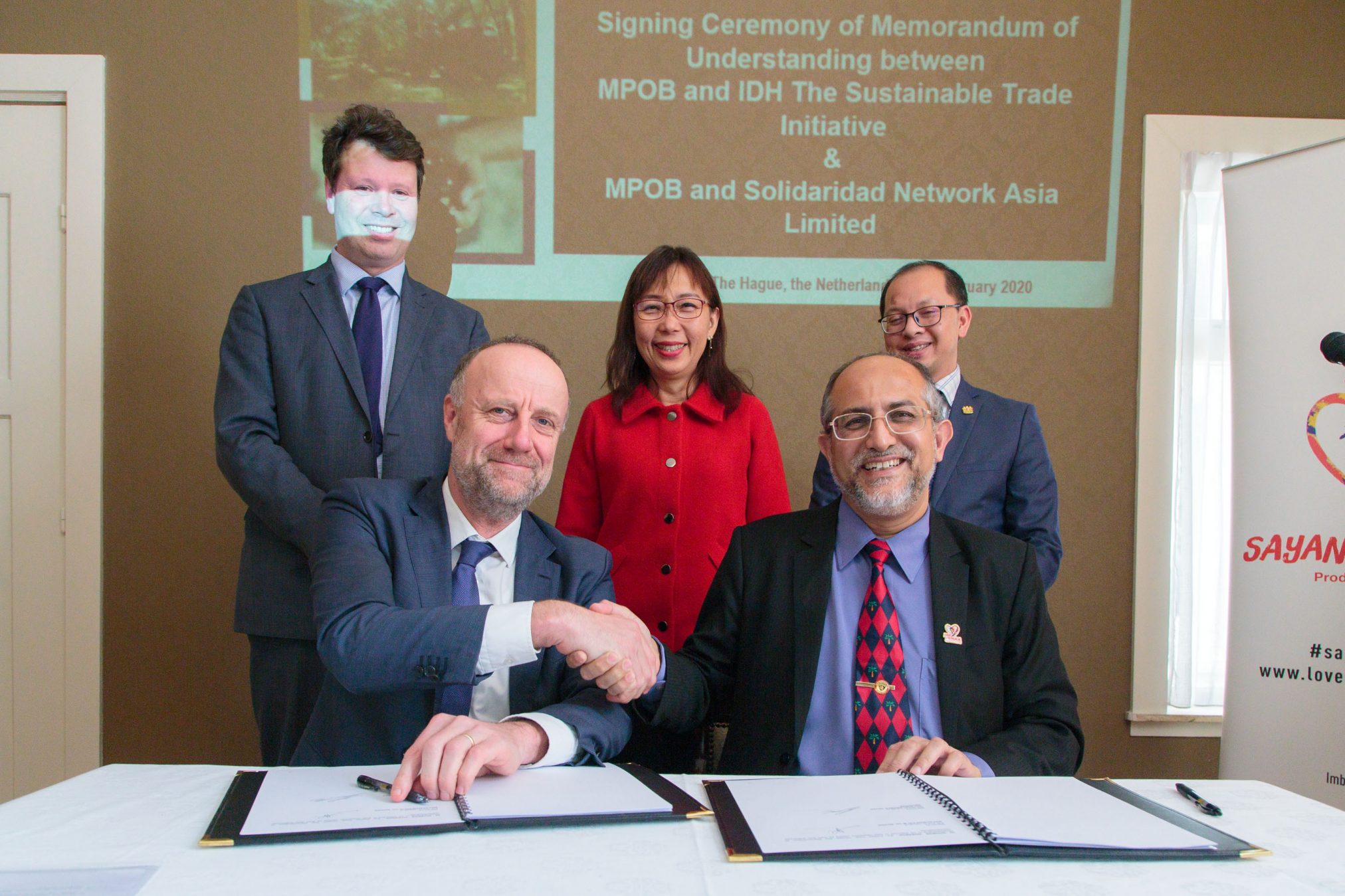 Joost Oorthuizen (IDH)和Ahmad Parveez Ghulam Kadir博士(马来西亚棕榈油委员会)在马来西亚第一产业部长Teresa Kok的见证下签署了关于可持续棕榈油的谅解备忘录